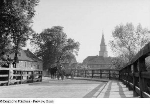 Blick auf die Bad Dübener Kirche und ein Fuhrwerk