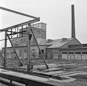 Hartsteinwerk "Glückauf": Willinghusener Landstraße: Werksgelände nach Stilllegung: Blick vom Werkshof auf Gebäude: hinten rechts Schornstein