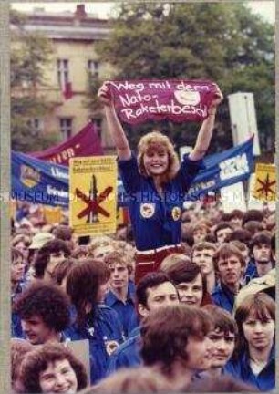 Gebundene Ausgabe der Abrechnung der Ergebnisse des "Friedensaufgebotes der FDJ" anlässlich des 35. Jahrestages der DDR