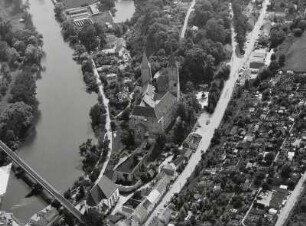Rochlitz. Stadtteilansicht. Luftbild : Stadtansicht. Petri-Kirche und Schloss Rochlitz zwischen Zwickauer Mulde mit Eisenbahnbrücke und Zwickauer Straße mit Kleingartenanlage. Luftbild-Schräganlage von Nordosten