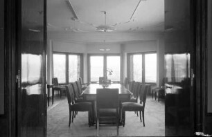 Breaza: Haus Zoldy, Konferenzzimmer, runde Fensterfront