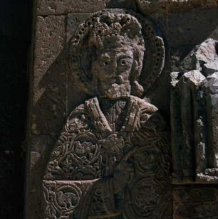 Akdamar, Kirche zum Heiligen Kreuz. König Gagik I. als Stifter mit dem Kirchenmodell