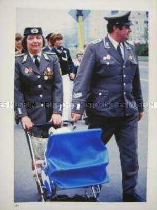 Paar in NVA-Uniformen(?) auf der Karl-Marx-Allee