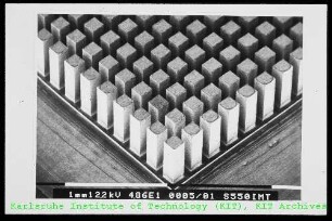 Rasterelektronenmikroskop (REM)-Aufnahme einer unbekannten Mikrostruktur des Instituts für Mikrostrukturtechnik (IMT)