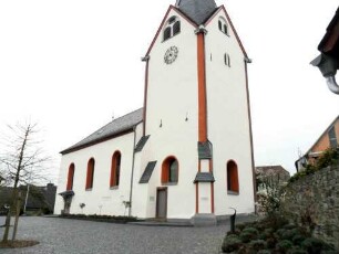 Turm und Langhaus von Südosten über Kirchplatz