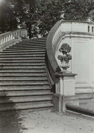 Heidenau-Großsedlitz. Barockgarten Großsedlitz (1719/1727). Eingangsterrasse. Südlicher Teil der Doppeltreppe