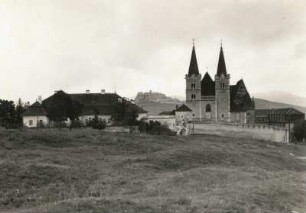 Spišské Podhradie (Kirchdrauf). Spišská Kapitula (Zipser Kapitel). Kathedrale des Heiligen Martin (beg. 1245–1273). Blick zur Zipser Burg