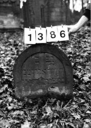 Grabstein 1386 (Index: 99903444) Material: Sandstein Zustand: fast vollständig verwittert, eingesunken Maße HxBxT: 48x47x8 cm: Grabstein 1386