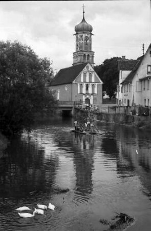 Meßkirch: Altkatholische Liebfrauenkirche mit See im Vordergrund
