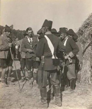 Jessen nordöstlich von Meißen. Erntefestspiel 1933. Andreas Hofer (hier nicht sichtbar) wird vor der "Brambacher Hütte" von den französischen Soldaten gefangen und gebunden