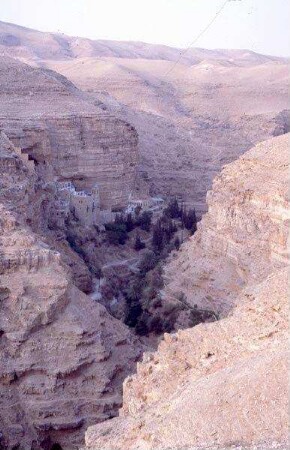 Georgskloster von der Höhenstraße aus [Wadi Kelt, Israel-Exkursion]