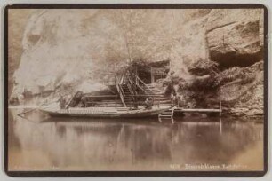 Böhmische Schweiz. Bootsstation in der Edmundsklamm (Edmundova soutěska, Dolni) mit zwei Bootsführern. Fotografie von Hermann Krone (Kabinett: Albuminpapier mit Negativbeschriftung, beidseitig mit schwarzem Papier kaschierter Karton mit vergoldeten Kanten). 1890