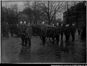 Übungen der Wolfenbütteler Freiwilligen Feuerwehr (älterer Positivabzug vorhanden) Enthält: Feuerwehrleute mit Gerätewagen auf dem Schlossplatz