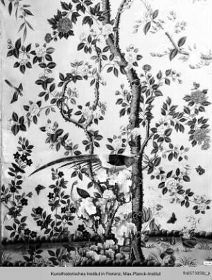 Textile Wandbespannung mit blühenden Sträuchern und Vögeln