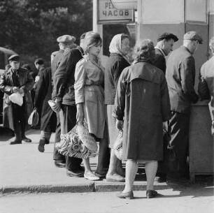 Moskau. Warteschlange auf dem Wochenmarkt
