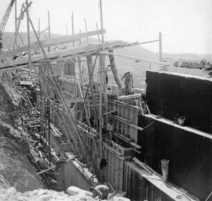 Talseitige Stützmauer mit Betongerüst bei km 152,825