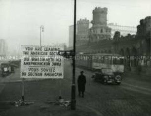 Grenze des amerikanischen Sektors an der Oberbaumbrücke in Berlin-Kreuzberg