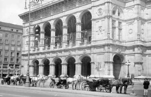 Wien: Fiaker vor der Oper