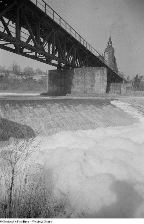Teilansicht der Eisenbahnbrücke über die Zwickauer Mulde, im Hintergrund die Petrikirche
