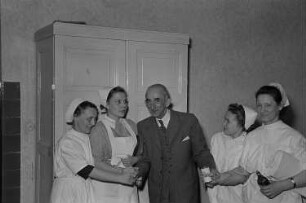 Reportage aus dem jüdischen Krankenhaus : Krankenschwestern mit einem Patienten
