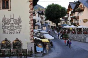 Sankt Wolfgang - Dorfmitte : Sankt Wolfgang am Wolfgangsee im Salzkammergut gehört zu den bekanntesten Urlaubsorten Österreichs. Bild: Hauptstraße im Ortszentrum am Abend. 2008