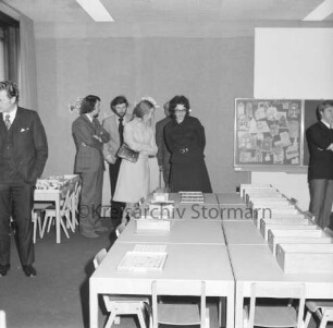Stadtschule: Salinenstraße: Einweihung des Neubaus: Besichtigung der Unterrichtsräume: links Landesminister für Bildung und Soziales Karl Eduard Claussen, hinten Gäste: 13.01.1973