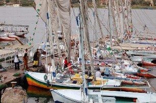 Luxor - Segelboote im Hafen : Segelboote am Nil bei Luxor, aufgenommen 2006