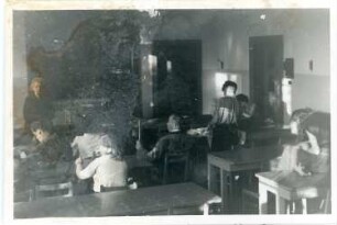 Etha Richter beim Unterrichten im Modellieren (wahrscheinlich für die Volkshochschule in Dresden)