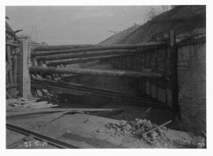 Industrie-Kraftwerk. Baustelle einer Eisenbahnbrücke (Grubenbahn über Werkgleis), Wandverbau mit Stammholz : Lauta (Niederlausitz). Industrie-Kraftwerk. Baustelle einer Eisenbahnbrücke (Grubenbahn über Werkgleis), Wandverbau mit Stammholz