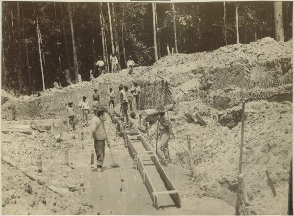 Gold digging and panning in Suriname