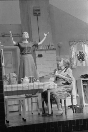 Szenenbilder aus "Tag für Tag", dramatische Trilogie von Arnold Wesker. Kammerspiele (Deutsches Theater) Berlin, 16.10.1976