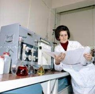 Chemielaborantin des VEB Fahlberg-List Magdeburg am Polarographen zur Wirkstoffgehaltsbestimmung