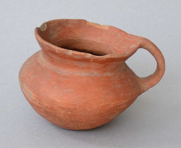 Clay vessel with handle