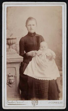 Albumseite : Album aus dem Umkreis der Familie des Mühlenbesitzers Traugott Bienert in Dresden-Plauen. Ledereinband, geprägt, Schnittverzierung in Rot; 30 x 24 x 5,5 cm (ab 1880). Dresden: SLUB/DF 1989.C.4