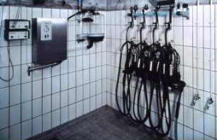 Fotografie: Melktechnik, Milchkammer, Melkzeug, Reinigungstechnik