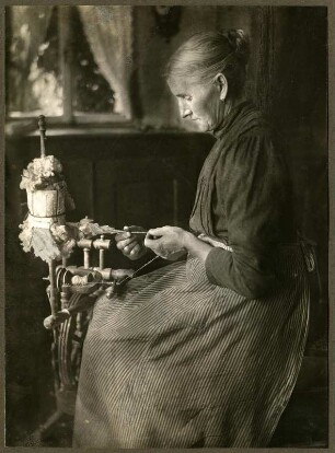 Frau beim Spinnen