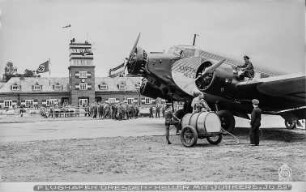 Flugplatz Dresden-Heller, Blick vom Rollfeld mit Verkehrsflugzeug JU 52 beim Betanken zum Kontrollturm