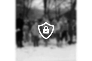 Ostereiersuchen im Kurpark: Kinder bei der Suche im Schnee: dazwischen Erwachsene und Feuerwehrmann: hinten rechts Vereinsheim des Tennis- und Hockey-Clubs "Blau-Weiß" e.V.: Winter: 30. März 1975