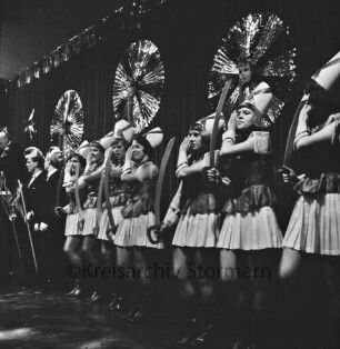 Karneval: Hotel Oldesloer Hof, Saal: Prunksitzung: Veranstalter Oldesloer Männerchor von 1844, Oldesloer Singakademie von 1946: Bühne: Auftritt der Mädchengarde mit Säbeltanz: hinten links Podium mit Mitglied des Elferrats, Zeremonienmeister