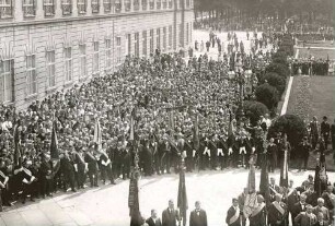 Verfassungstag 1929 (Blick auf Vereine und Publikum)