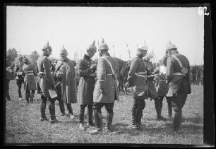 bei Gunzenhausen (Lkr. Weißenburg-Gunzenhausen) - Feuchtwangen (Lkr. Ansbach): Offiziere auf einem Feld in Gesprächsgrüppchen beim Brigade- und Divisionsmanöver