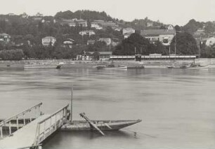 Blick auf Loschwitz über die Elbe von Blasewitz aus : Dresden-Loschwitz. Blick über die Elbe von Blasewitz aus, am Ufer Boote liegend