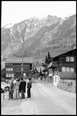 Brienz: Ortstraße mit Holzhäusern