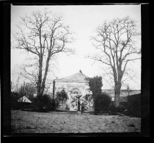 Phalempin (Dep. Nord, Frankreich): "Gartenhaus im Kanzleigarten vor Feld-Intendantur", im Vordergrund 2 hohe Bäume und Ziersträucher