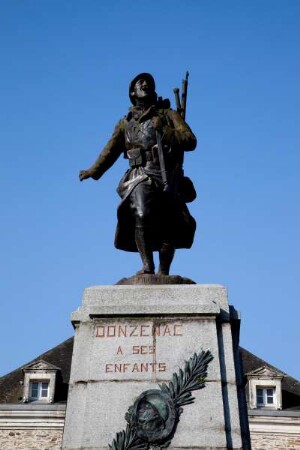Frankreich. Limousin. Correze. Donzenac. Kriegsdenkmal vor Rathaus