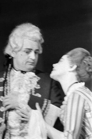 Szenenbilder aus "Die Mitschuldigen", Lustspiel von Johann Wolfgang von Goethe. Kammerspiele (Deutsches Theater) Berlin, Oktober 1961