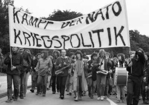 Demonstration gegen das NATO-Manöver Flinker Igel, an dem 52.000 Soldaten aus verschiedenen NATO-Staaten teilnahmen, um nukleare und konventionelle Kampfsituationen zu simulieren, Bayern