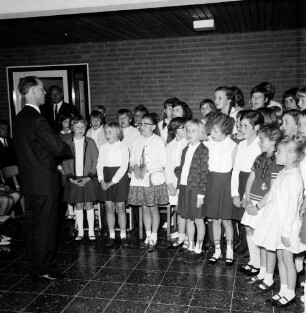 Volksschule: Dörfergemeinschaftsschule: Einweihung: Schulchor unter Leitung von Rektor Jürgen Ehlers