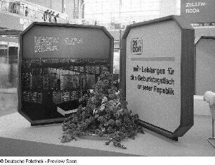 Zwei Werbetafeln zum 35. Jahrestag der DDR