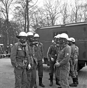 Glinde: Gelände der Jurid-Werke GmbH: Kreiskatastrophenübung mit Freiwilligen Feuerwehren, Technischem Hilfswerk (THW), Deutschem Roten Kreuz, Malteser Hilfsdienst, Arbeiter-Samariter-Bund (ASB) und Spezialeinheiten: Fernmeldezug mit Atemmasken: dahinter Löschfahrzeug